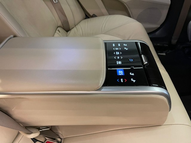 Second-hand 2021 Toyota Camry Hybrid 2.5 for sale in Mumbai-13