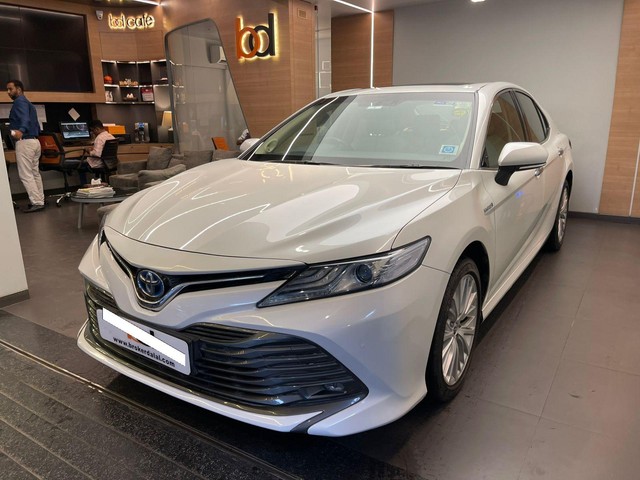 Second-hand 2021 Toyota Camry Hybrid 2.5 for sale in Mumbai-3
