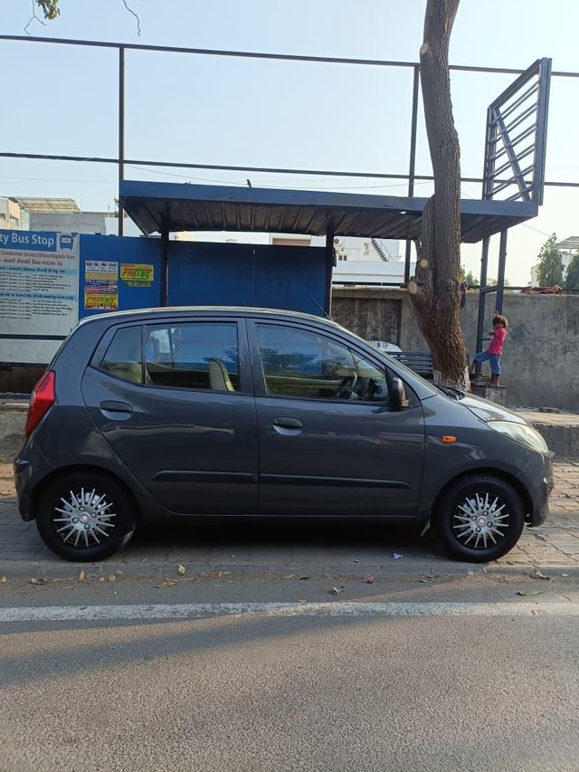 Hyundai i10 Era Second-hand 2011 Hyundai i10 Era for sale in Surat-1