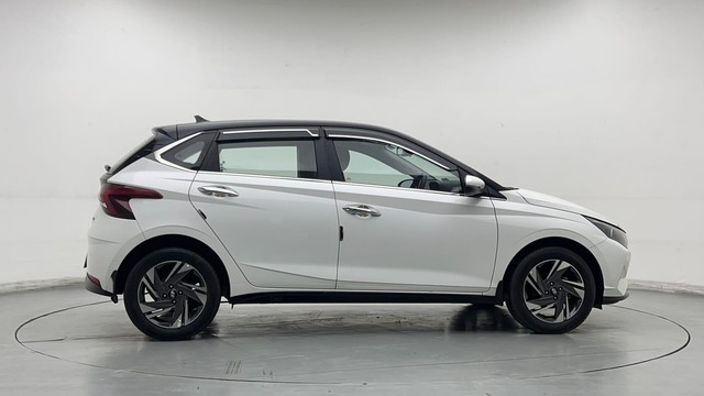 Second-hand 2023 Hyundai i20 Asta 1.2 for sale in New Delhi-2