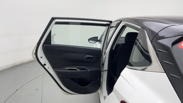 Second-hand 2023 Hyundai i20 Asta 1.2 for sale in New Delhi-31