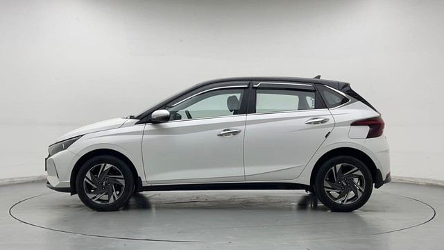 Second-hand 2023 Hyundai i20 Asta 1.2 for sale in New Delhi-6