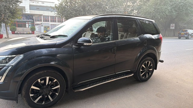 Second-hand 2018 Mahindra XUV500 W11 Option AT AWD for sale in Noida-7