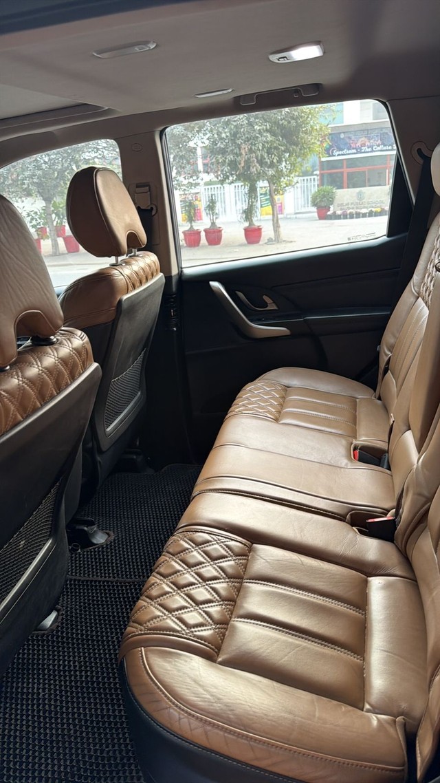 Second-hand 2018 Mahindra XUV500 W11 Option AT AWD for sale in Noida-6