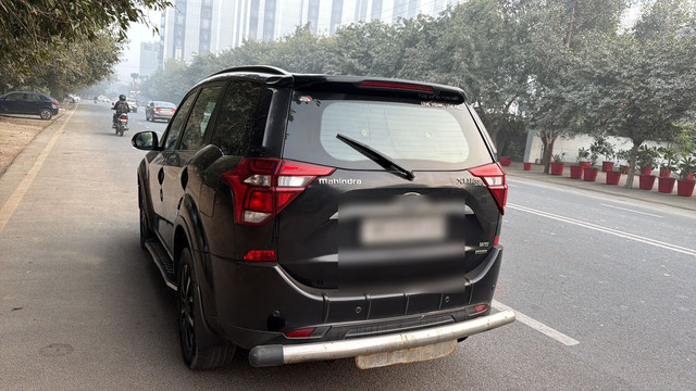 Second-hand 2018 Mahindra XUV500 W11 Option AT AWD for sale in Noida-1