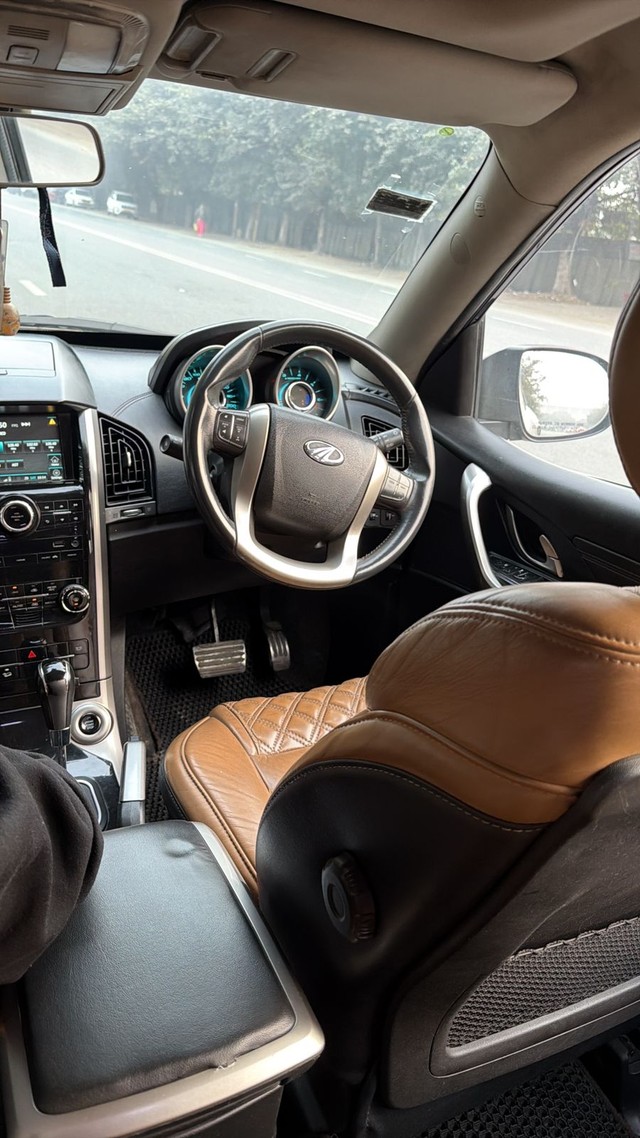 Second-hand 2018 Mahindra XUV500 W11 Option AT AWD for sale in Noida-4