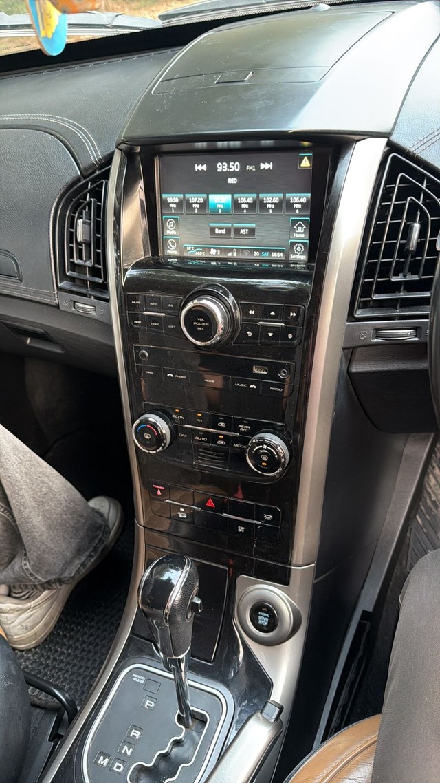 Second-hand 2018 Mahindra XUV500 W11 Option AT AWD for sale in Noida-5