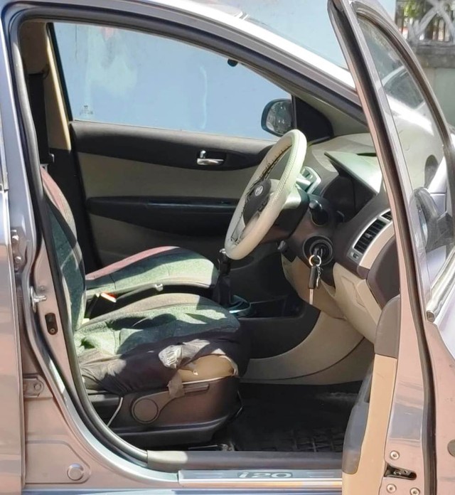 Second-hand 2012 Hyundai i20 Asta 1.2 for sale in Mira Road-9