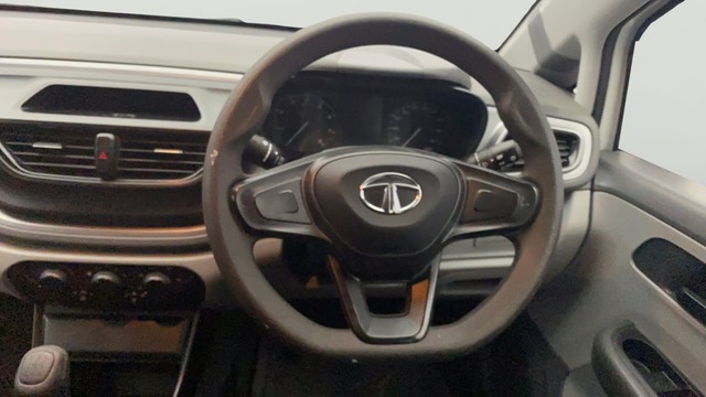 Second-hand 2020 Tata Altroz XE BSVI for sale in Kochi-12