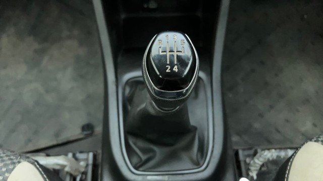 Second-hand 2022 Renault Triber RXZ for sale in Ahmedabad-12