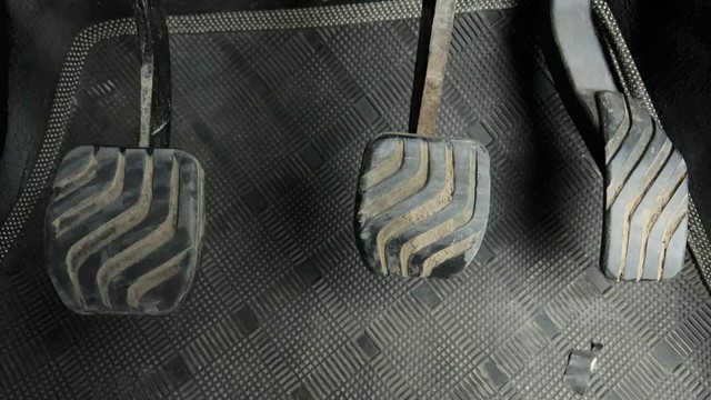 Second-hand 2022 Renault Triber RXZ for sale in Ahmedabad-14