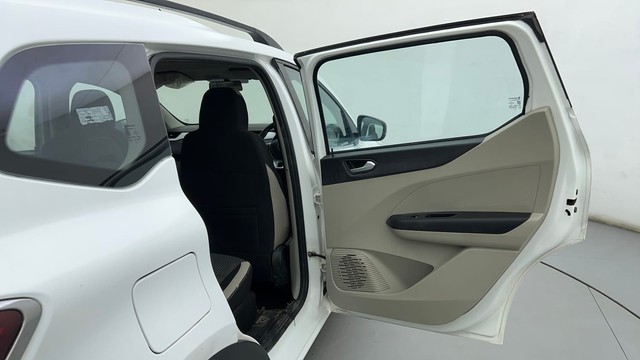 Second-hand 2022 Renault Triber RXZ for sale in Ahmedabad-36