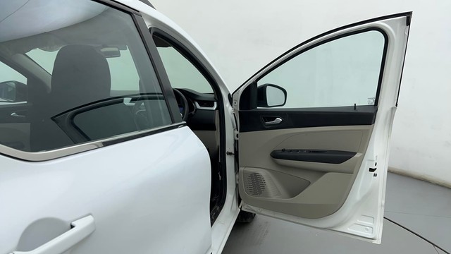 Second-hand 2022 Renault Triber RXZ for sale in Ahmedabad-16