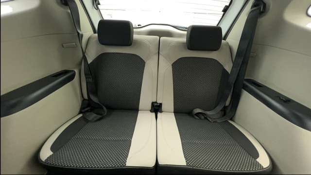 Second-hand 2022 Renault Triber RXZ for sale in Ahmedabad-32