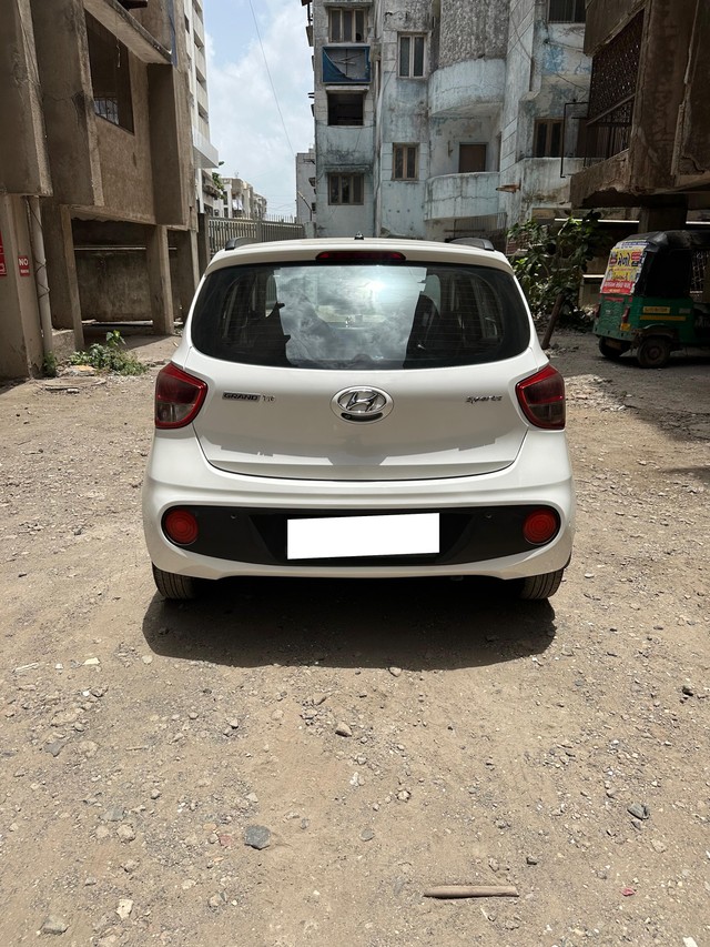 Second-hand 2018 Hyundai Grand i10 1.2 CRDi Sportz for sale in Surat-3