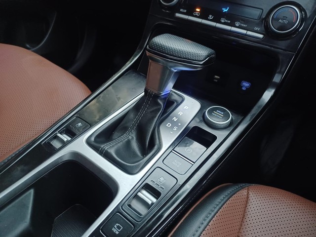 Second-hand 2022 Hyundai Alcazar Signature Diesel AT for sale in Mumbai-9