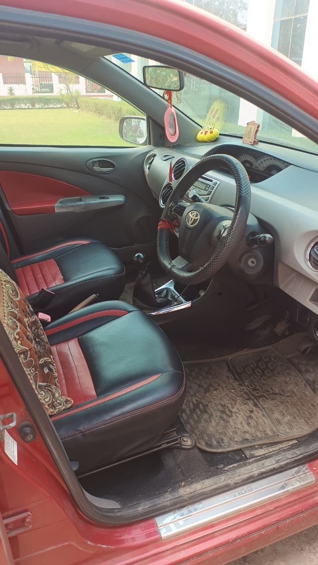 Second-hand 2011 Toyota Etios Liva VX for sale in Ghaziabad-3