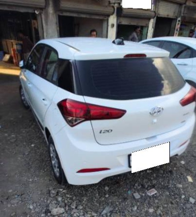 Second-hand 2016 Hyundai i20 Sportz 1.4 CRDi for sale in Junagadh-8