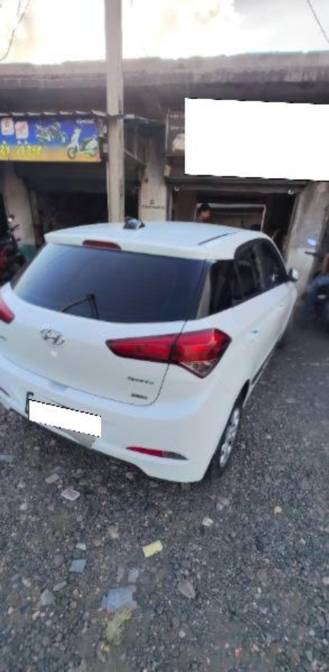Second-hand 2016 Hyundai i20 Sportz 1.4 CRDi for sale in Junagadh-4
