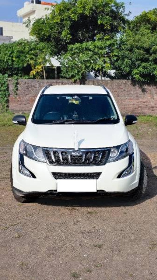 Second-hand 2018 Mahindra XUV500 Sportz MT AWD for sale in Jasdan-3