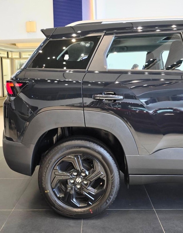 Second-hand 2024 Maruti Brezza Zxi CNG for sale in New Delhi-2