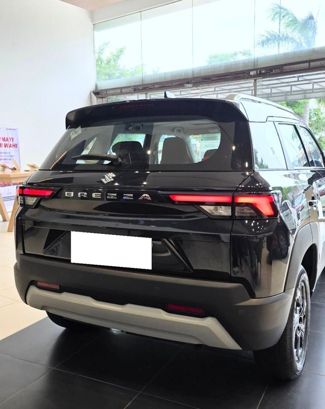 Second-hand 2024 Maruti Brezza Zxi CNG for sale in New Delhi-4