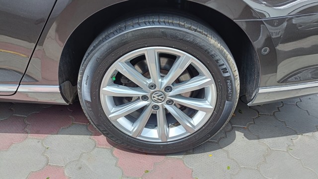 Second-hand 2018 Volkswagen Passat 2.0 TDI AT Highline for sale in Coimbatore-22