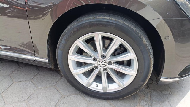 Second-hand 2018 Volkswagen Passat 2.0 TDI AT Highline for sale in Coimbatore-13