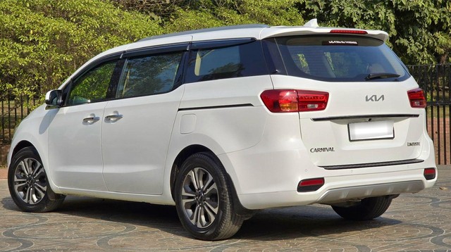 Second-hand 2022 Kia Carnival Limousine for sale in New Delhi-3