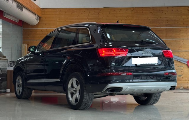 Second-hand 2018 Audi Q7 45 TDI Quattro Technology for sale in Noida-10