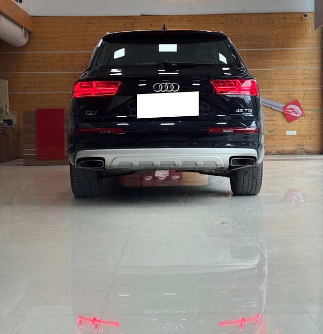 Second-hand 2018 Audi Q7 45 TDI Quattro Technology for sale in Noida-2