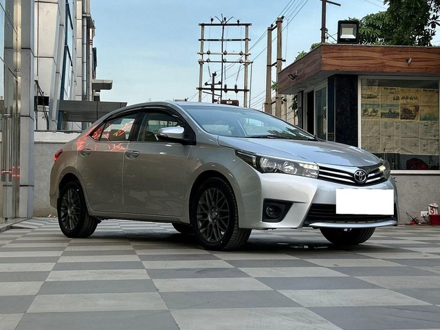 Second-hand 2015 Toyota Corolla Altis GL MT for sale in Noida-7