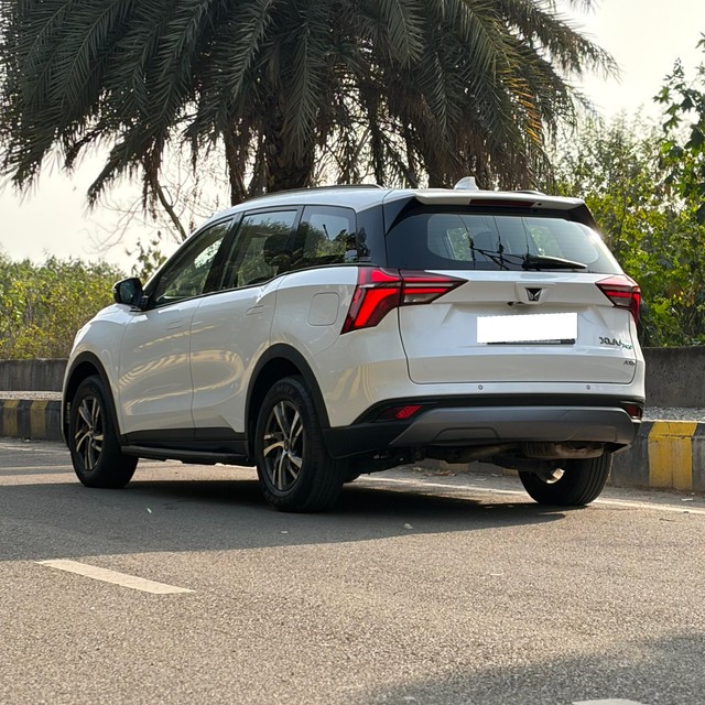 Second-hand 2023 Mahindra XUV700 AX5 AT BSVI for sale in Noida-19