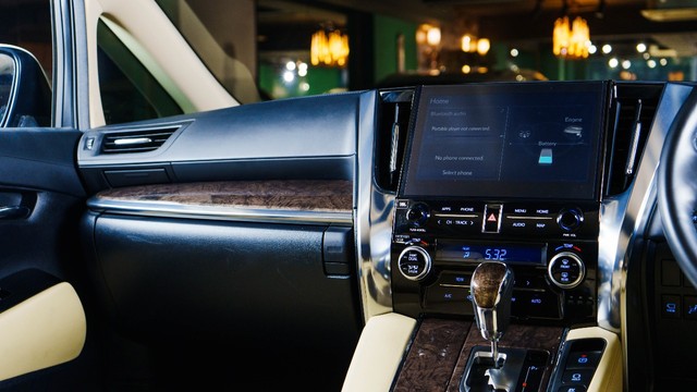 Second-hand 2023 Toyota Vellfire VIP Executive Lounge for sale in New Delhi-16