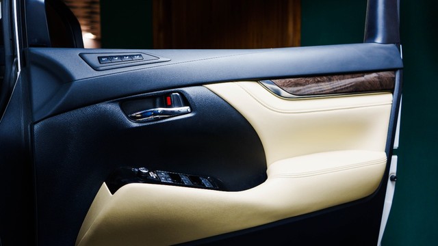 Second-hand 2023 Toyota Vellfire VIP Executive Lounge for sale in New Delhi-18