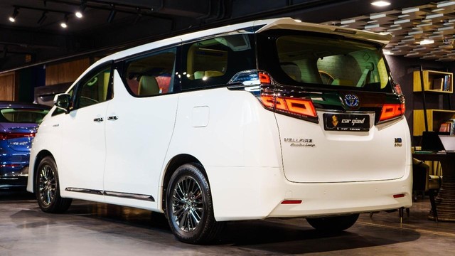 Second-hand 2023 Toyota Vellfire VIP Executive Lounge for sale in New Delhi-10