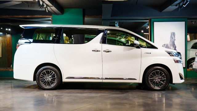 Second-hand 2023 Toyota Vellfire VIP Executive Lounge for sale in New Delhi-1