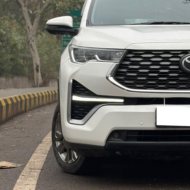 Second-hand 2024 Toyota Innova Hycross ZX Hybrid for sale in Noida-7