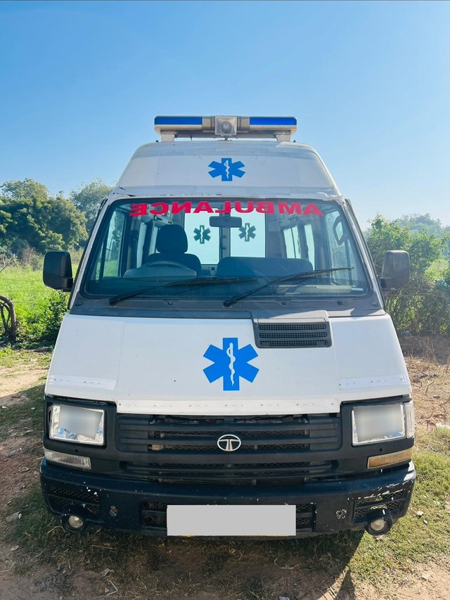 Second-hand 2014 Tata Winger Deluxe - Hi Roof (AC) for sale in Vadodara-0