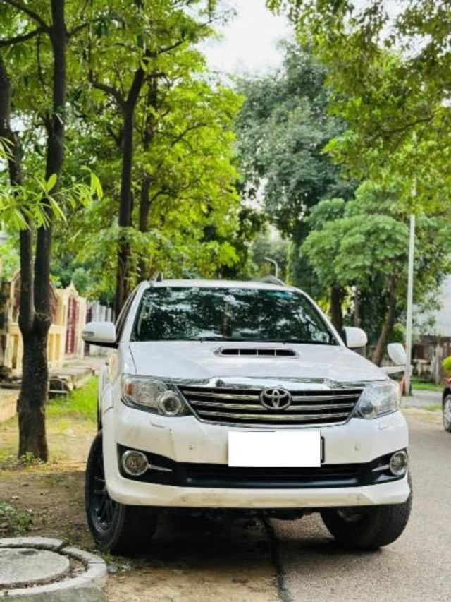 Toyota Fortuner 4x2 Manual Second-hand 2015 Toyota Fortuner 4x2 Manual for sale in Greater Noida-0