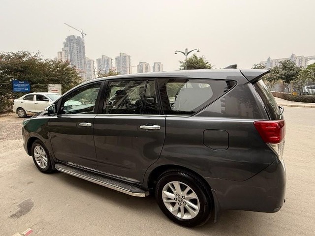 Second-hand 2017 Toyota Innova Crysta 2.4 G MT BSIV for sale in Lucknow-9