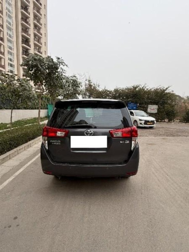 Second-hand 2017 Toyota Innova Crysta 2.4 G MT BSIV for sale in Lucknow-2