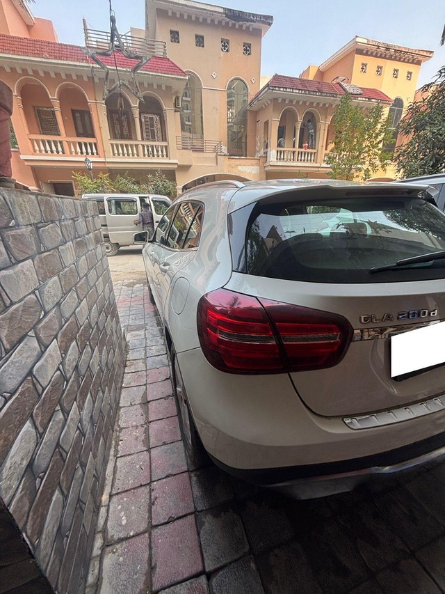 Second-hand 2018 Mercedes-Benz GLA Class 200 d Sport for sale in Greater Noida-9