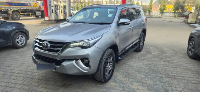 Second-hand 2017 Toyota Fortuner 2.8 2WD AT BSIV for sale in Meerut-11