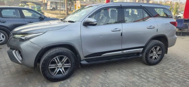 Second-hand 2017 Toyota Fortuner 2.8 2WD AT BSIV for sale in Meerut-12
