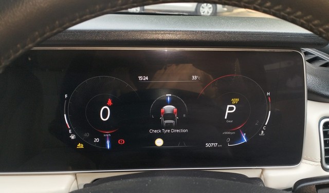 Second-hand 2023 Mahindra XUV700 AX7L 7Str Diesel AT AWD for sale in Coimbatore-13