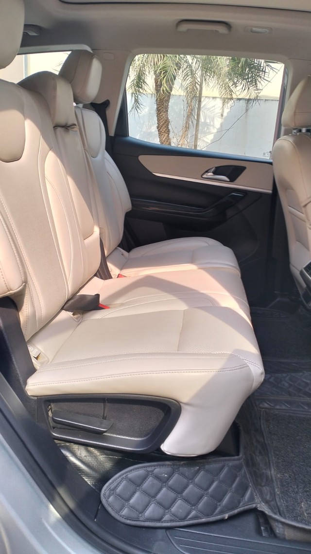 Second-hand 2023 Mahindra XUV700 AX7L 7Str Diesel AT AWD for sale in Coimbatore-7