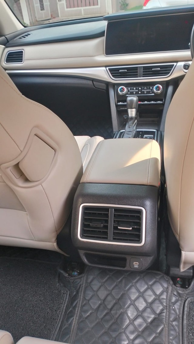 Second-hand 2023 Mahindra XUV700 AX7L 7Str Diesel AT AWD for sale in Coimbatore-4