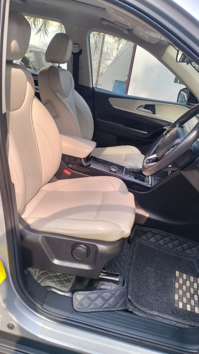 Second-hand 2023 Mahindra XUV700 AX7L 7Str Diesel AT AWD for sale in Coimbatore-8