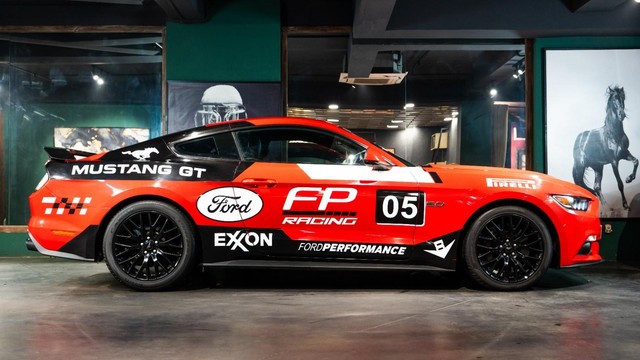 Second-hand 2017 Ford Mustang V8 for sale in New Delhi-3